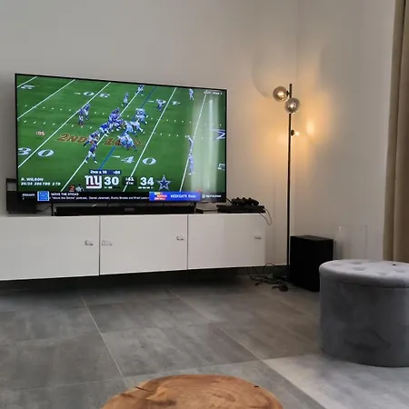 Apartment Modern 1br W King Size, Only 5 Min To Rab *