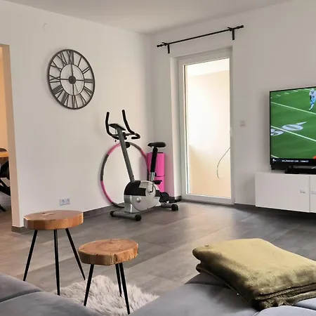 Apartment Modern 1br W King Size, Only 5 Min To Rab