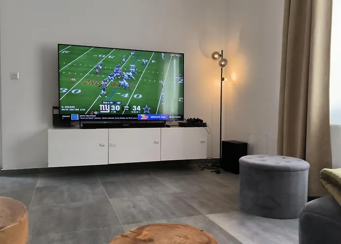 Apartment Modern 1br W King Size, Only 5 Min To Rab *